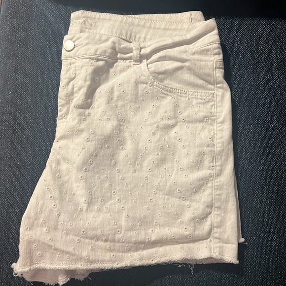 White, fringed legs, eyelet front design, White Denim Feel Material Shorts - Picture 2 of 3